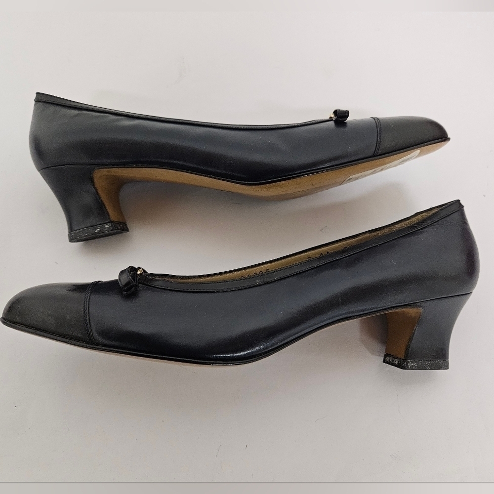 Salvatore Ferragamo Vintage Almond and Kitten Heel Pumps in Navy and Black Sz 9 - Picture 15 of 15